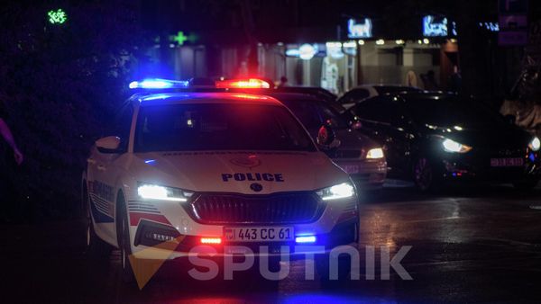 Автомобиль патрульной службы перекрыл движение транспорта к площади Республики - Sputnik Армения
