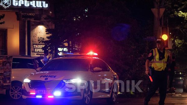 Автомобиль патрульной службы перекрыл движение транспорта к площади Республики - Sputnik Армения