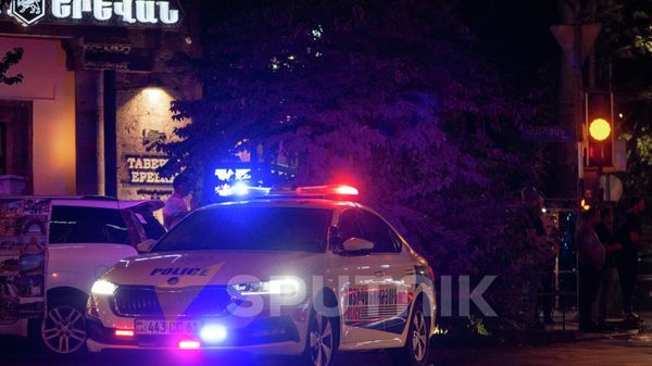 Автомобиль патрульной службы перекрыл движение транспорта к площади Республики - Sputnik Армения