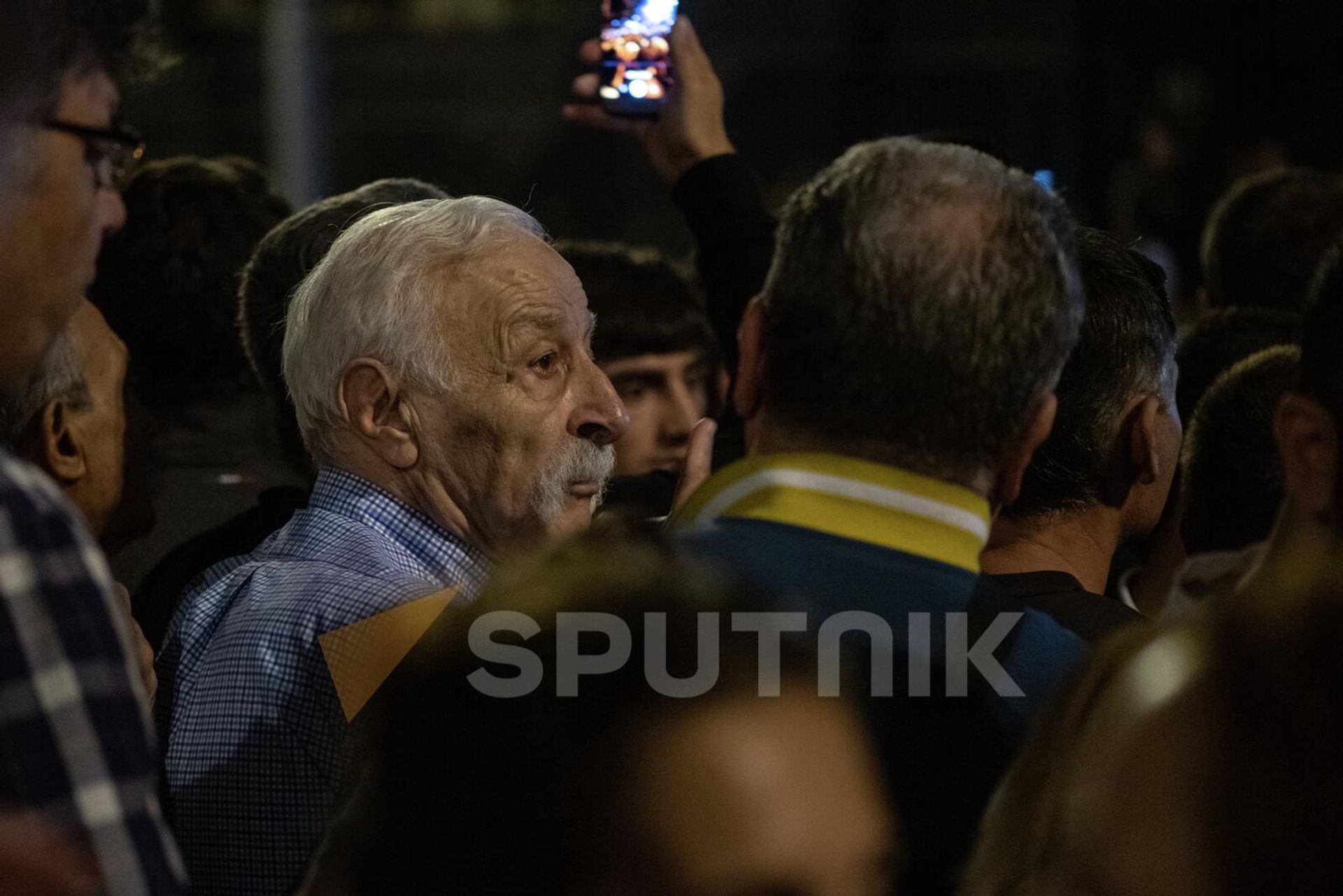 Бывший завкафедры ЕГУ Гурген Меликян во время митинга с требованием импичмента премьеру перед зданием парламента на проспекте Баграмяна (14 сентября 2022). Еревaн - Sputnik Արմենիա, 1920, 15.09.2022