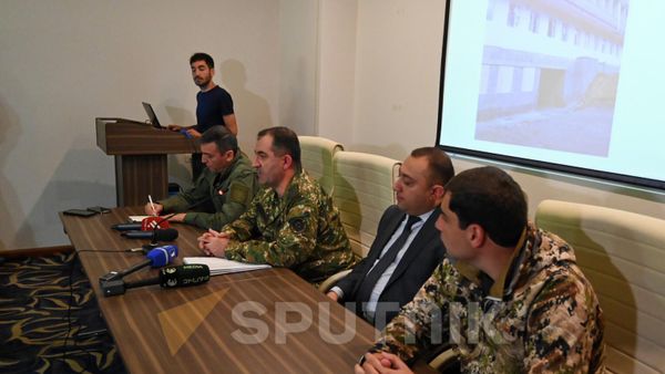 Начальник Генштаба ВС РА Эдвард Асрян представляет представителям аккредитованных в Армении дипмиссий ситуацию на линии боевых действий (16 сентября 2022). Джермук - Sputnik Армения