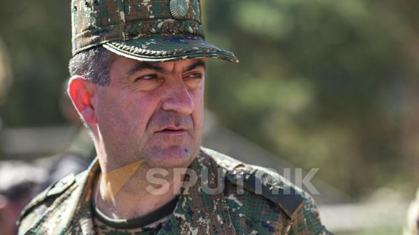Начальник Генштаба ВС РА Эдвард Асрян представляет представителям аккредитованных в Армении дипмиссий ситуацию на линии боевых действий (16 сентября 2022). Джермук - Sputnik Армения