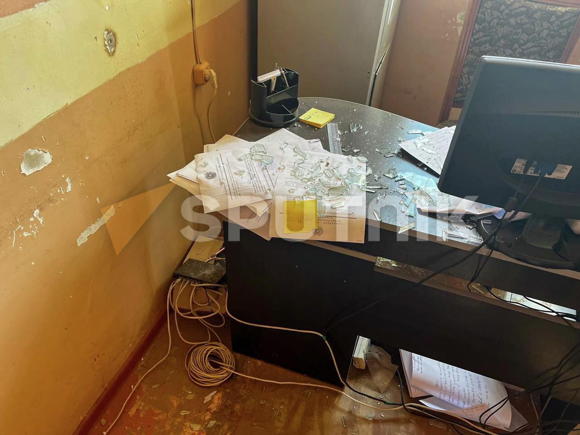 Повреждённое в результате артобстрела азербайджанскими ВС здание администрации Сотка (16 сентября 2022). Сотк - Sputnik Армения, 1920, 16.09.2022