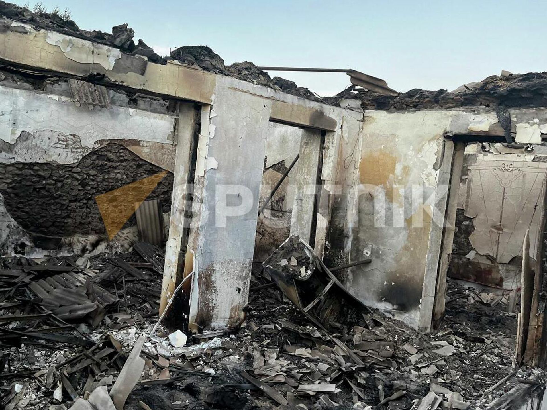 Разрушенный и обгоревший в результате авиаударов азербайджанских ВС сельский дом (16 сентября 2022). Сотк - Sputnik Արմենիա, 1920, 25.10.2022