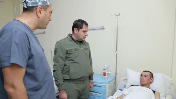 Министр обороны Сурен Папикян посетил военнослужащих, пострадавших в результате широкомасштабной агрессии Азербайджана (16 сентября 2022). Еревaн - Sputnik Армения