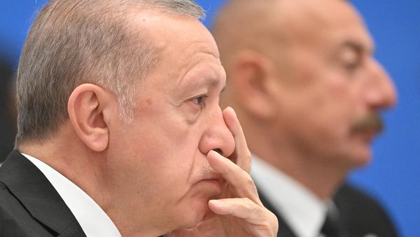 Президенты Турции и Азербайджана Реджеп Тайип Эрдоган и Ильхам Алиев на заседании Совета глав стран - участниц ШОС в расширенном составе (16 сентября 2022). Самарканд - Sputnik Армения