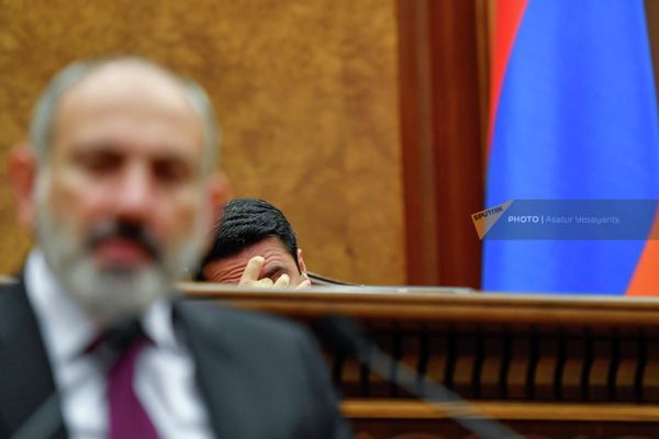 Тем временем власти и оппозиция не смогли согласовать единое заявление по азербайджанской агрессии. - Sputnik Армения