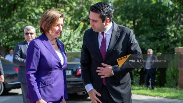 Спикер палаты представителей США Ненси Пелоси и председатель НС РА Ален Симонян во время посещения Мемориального комплекса геноцида армян Цицернакаберд (18 сентябя 2022). Еревaн - Sputnik Армения