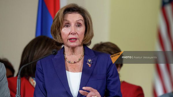 Спикер палаты представителей США Ненси Пелоси жестикулирует во время брифинга по итогам встречи (18 сентябя 2022). Еревaн - Sputnik Армения
