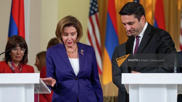 Спикер палаты представителей США Ненси Пелоси и Ален Симонян после брифинга по итогам встречи (18 сентябя 2022). Еревaн - Sputnik Армения