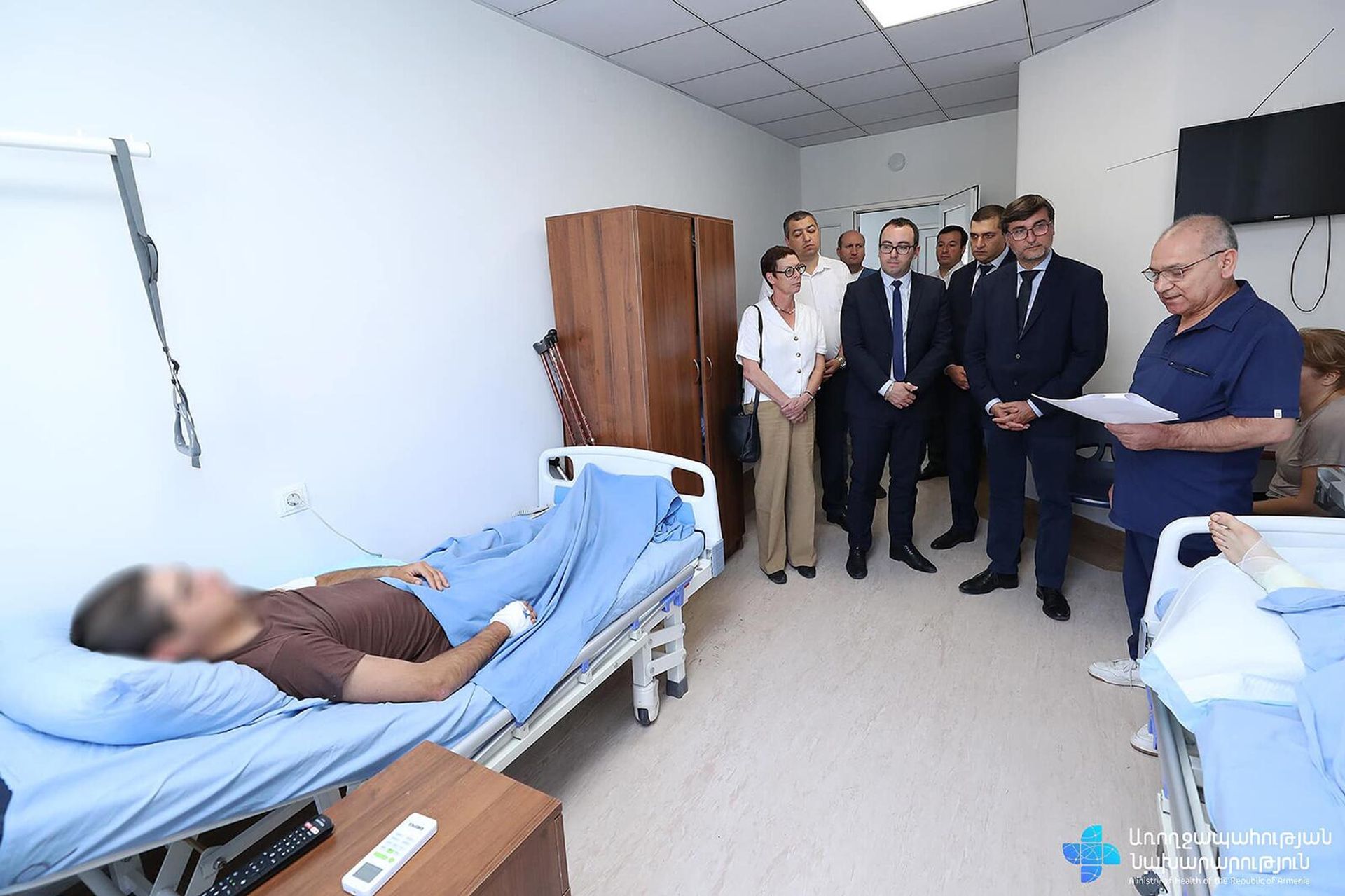 Замминистра здравоохранения Артак Джумаян, посол Франции Анн Луйо, мэр Вьена и заместителя председателя Оверн-Рон-Альпы Тьерри Ковакс и заместителя мэра Вьена Левон Сакунц в одном из медицинских центров Еревана посетили пациентов, получающих лечение в результате азербайджанской агрессии  - Sputnik Արմենիա, 1920, 19.09.2022