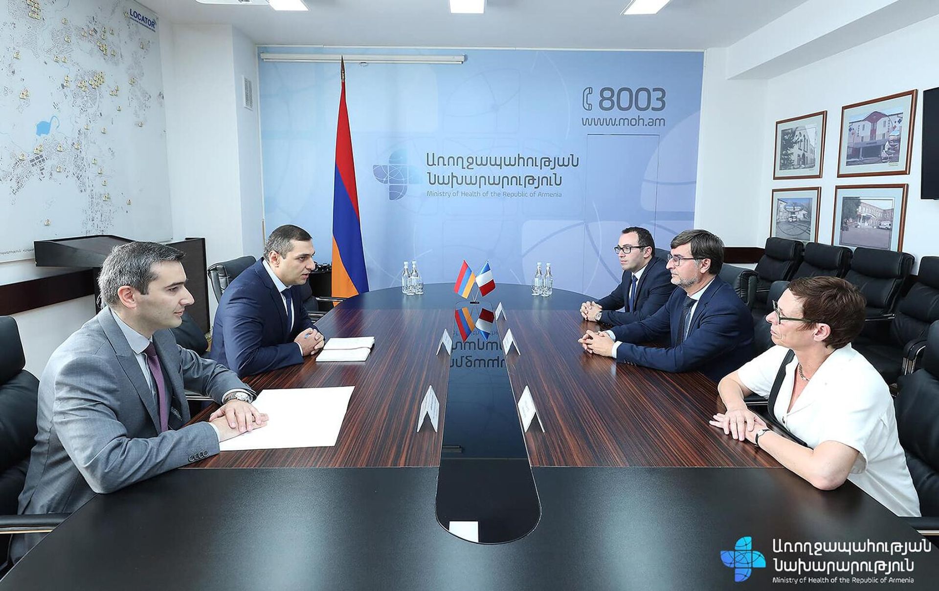 Замминистра здравоохранения Артак Джумаян, посол Франции Анн Луйо, мэр Вьена и заместителя председателя Оверн-Рон-Альпы Тьерри Ковакс и заместителя мэра Вьена Левон Сакунц в одном из медицинских центров Еревана посетили пациентов, получающих лечение в результате азербайджанской агрессии  - Sputnik Արմենիա, 1920, 19.09.2022