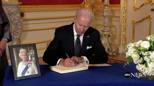 Джо Байден по шпаргалке сделал запись в книге соболезнований в связи с кончиной Елизаветы II - Sputnik Армения