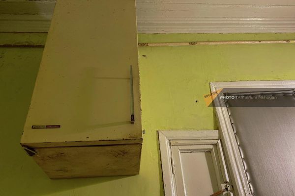 Экспонаты уникального музея Все вверх дном, как смысл жизни в Гюмри, прикрепленные к потолку - Sputnik Армения