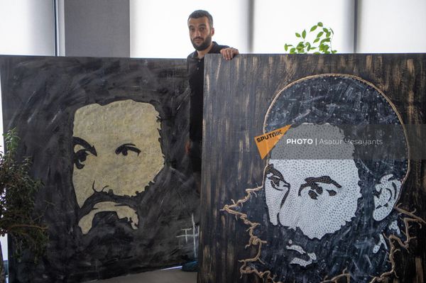 Тигран Мкртчян со своими работами, портретами Вазгена Саркисяна и Монте Мелконяна Тигран Мкртчян со своими работами, портретами Вазгена Саркисяна и Монте Мелконяна - Sputnik Армения