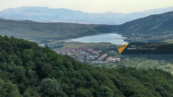 Кечутское водохранилище и город Джермук - Sputnik Армения