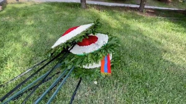 Եռաբլուրում զոհվածների հարազատները հեռացնում ու ոչնչացնում են պաշտոնական ծաղկեպսակները
 - Sputnik Արմենիա