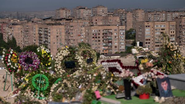Военный пантеон Ераблур на фоне города в День независимости (21 сентября 2022). Еревaн - Sputnik Армения