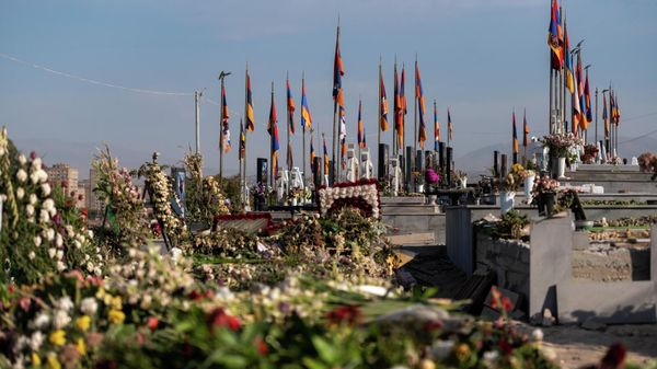 Военный пантеон Ераблур в День независимости (21 сентября 2022). Еревaн - Sputnik Армения