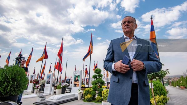 Сейран Оганян во время посещения военного пантеона Ераблур (21 сентября 2022). Еревaн - Sputnik Армения