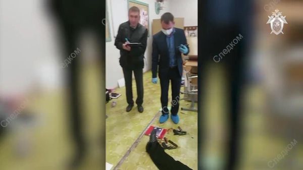 СК опубликовал кадры из ижевской школы, где неизвестный устроил стрельбу — на майке у него свастика - Sputnik Армения