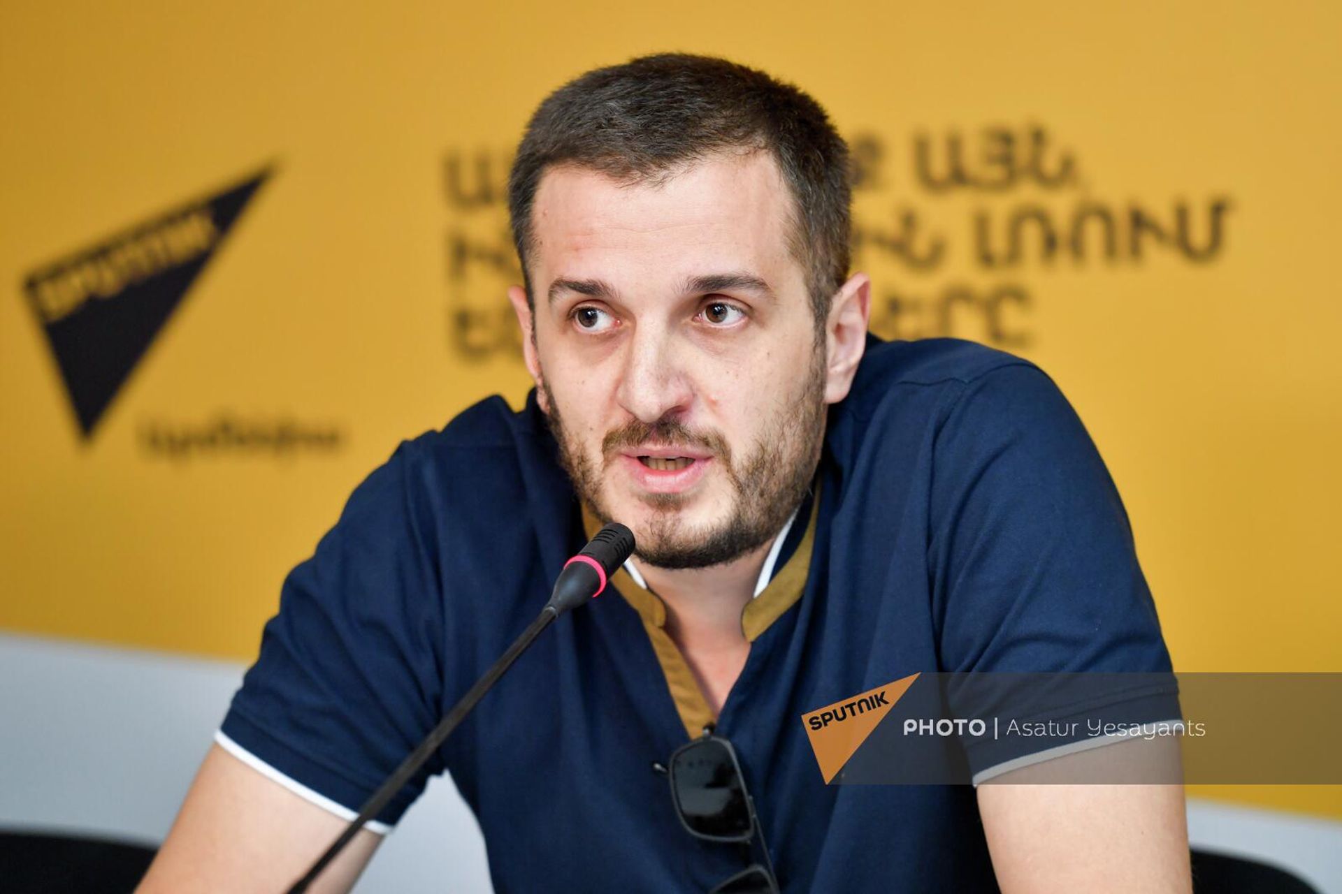 Карен Аветисян на пресс-конференции Должны ли молчать музы, когда говорят пушки? (26 сентября 2022). Еревaн - Sputnik Армения, 1920, 26.09.2022