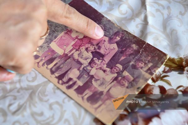 Дочь Сусанны Григорян Мариам показывает семейные фотографии Дочь Сусанны Григорян Мариам показывает семейные фотографии - Sputnik Армения