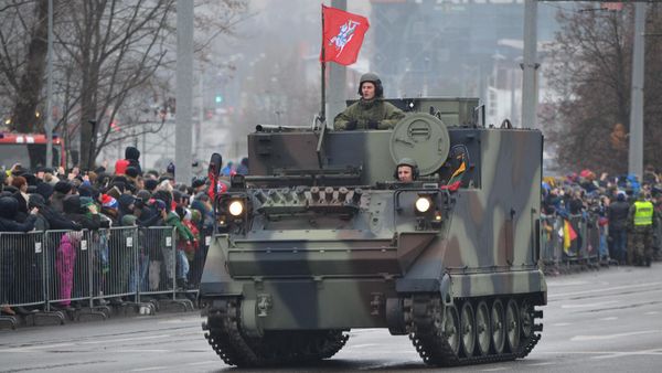 Бронетранспортер М113 во время парада в Вильнюсе - Sputnik Армения