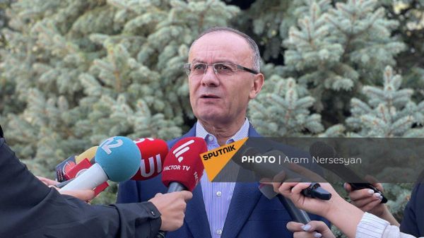 Сейран Оганян отвечает на вопросы журналистов в военном пантеоне Ераблур (27 сентября 2022). Еревaн - Sputnik Армения