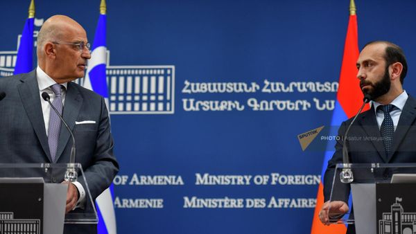 Совместная пресс-конференция министров иностранных дел Армении и Греции Арарата Мирзояна и Никоса Дендиаса (27 сентября 2022). Еревaн - Sputnik Армения