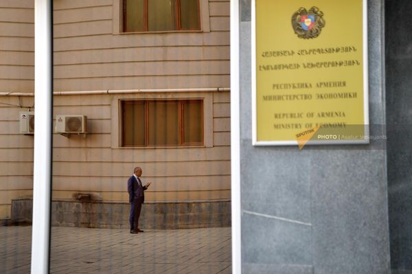 В среду, 28 сентября, фермеры Армавирской области провели акцию протеста перед зданием правительства. Губернатор области Эдуард Ованнисян "пригласил" участвующих в акции фермеров на встречу с министром экономики. - Sputnik Армения