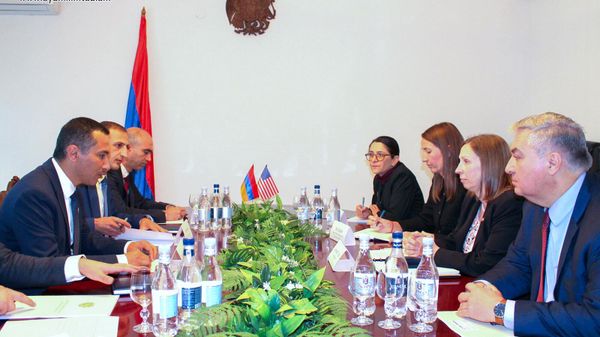 Губернатор Сюникской области Роберт Гукасян принял Чрезвычайного и полномочного посла США в Армении Линн Трейси (27 сентября 2022). Капан - Sputnik Армения