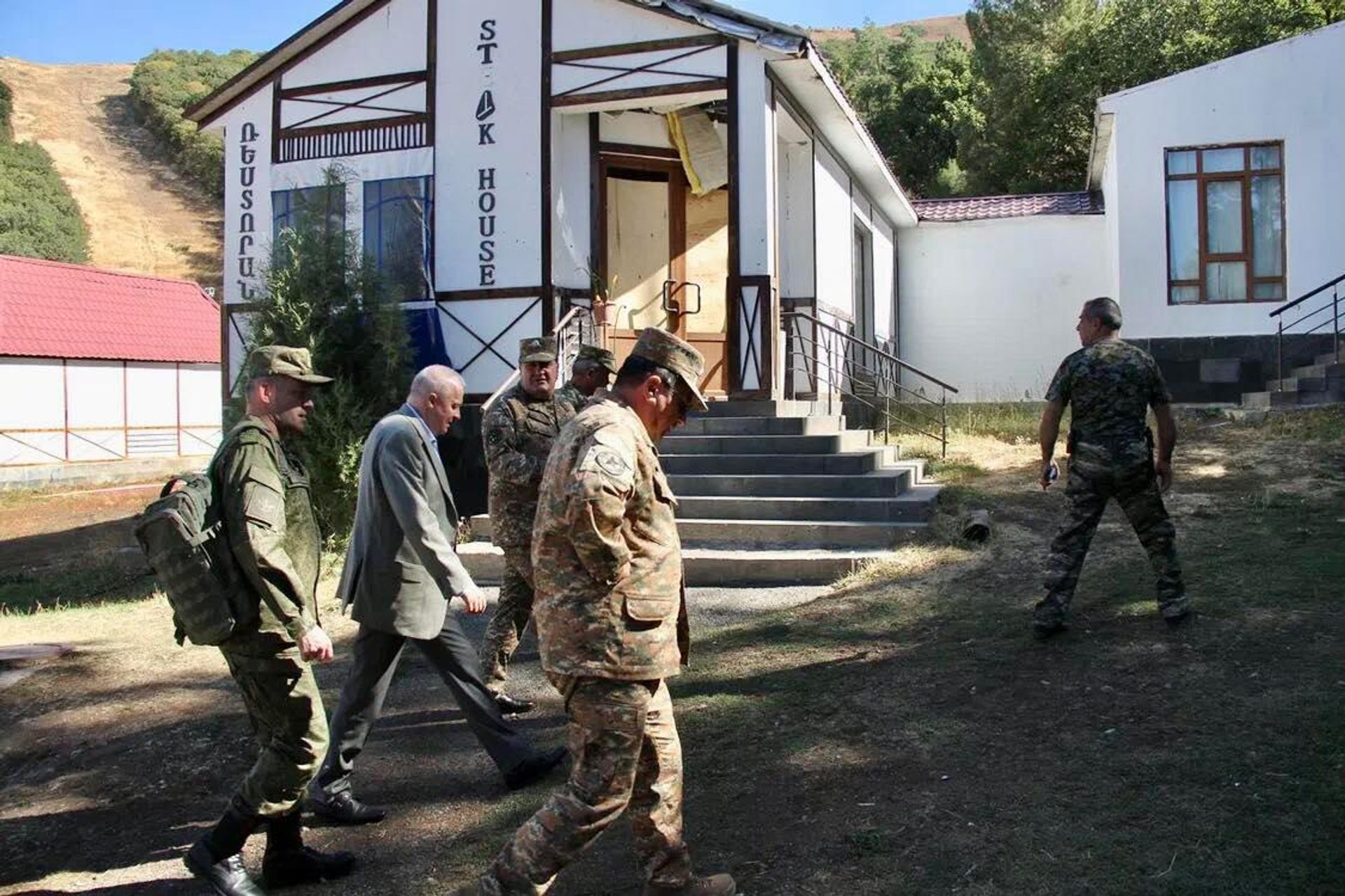 Чрезвычайный и полномочный посол России Сергей Копыркин и Военный и военно-воздушный атташе при Посольстве Вячеслав Косов вместе с Командующим Объединенной группировкой войск ВС РА и ВС РФ Тиграном Парваняном посетили города Джермук и Горис (28 сентября 2022). - Sputnik Արմենիա, 1920, 28.09.2022