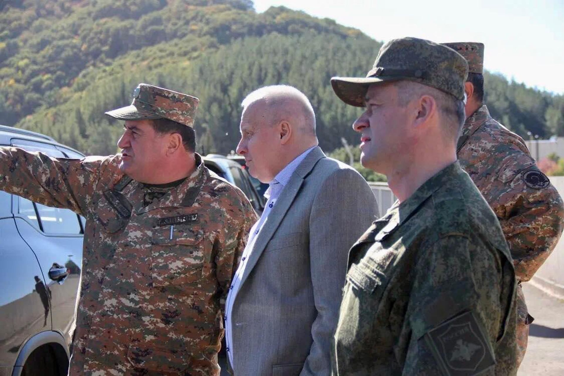 Чрезвычайный и полномочный посол России Сергей Копыркин и Военный и военно-воздушный атташе при Посольстве Вячеслав Косов вместе с Командующим Объединенной группировкой войск ВС РА и ВС РФ Тиграном Парваняном посетили города Джермук и Горис (28 сентября 2022). - Sputnik Արմենիա, 1920, 28.09.2022