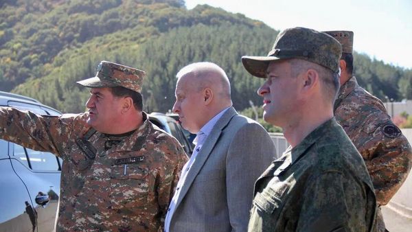 Чрезвычайный и полномочный посол России Сергей Копыркин и Военный и военно-воздушный атташе при Посольстве Вячеслав Косов вместе с Командующим Объединенной группировкой войск ВС РА и ВС РФ Тиграном Парваняном посетили города Джермук и Горис (28 сентября 2022). - Sputnik Армения