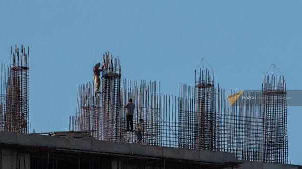 Рабочие на стройке - Sputnik Армения