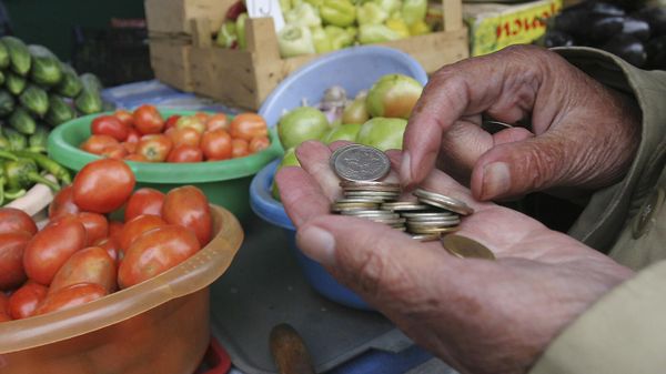 Пожилой человек покупает продукты на рынке - Sputnik Армения