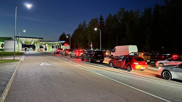 Очередь из автомобилей на границе России с Финляндией возле многостороннего автомобильного КПП - Sputnik Армения