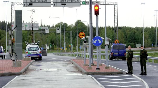 Новая дорога между государственными пунктами пропуска Брусничное и Нуйямаа в приграничной зоне российско-финской границы - Sputnik Армения