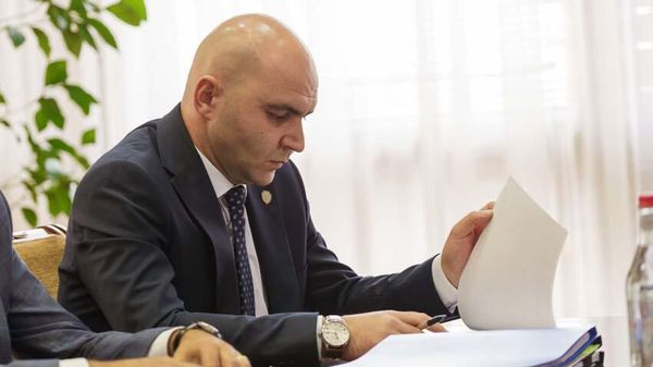 Руководитель Инспекционного органа градостроительства, технической и пожарной безопасности Гегам Шахбазян во время заседания (22 августа 2022). Еревaн - Sputnik Армения
