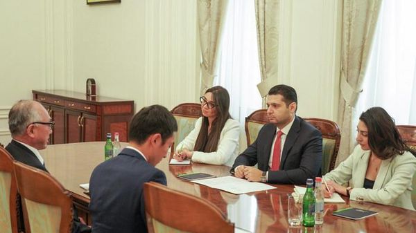 Համբարձում Մաթևոսյանը ընդունել է ՀՀ-ում Ճապոնիայի արտակարգ և լիազոր դեսպան Մասանորի Ֆուկուշիմային - Sputnik Արմենիա