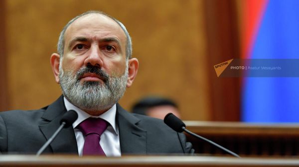 Премьер-министр Никол Пашинян представляет ситуацию на армяно-азербайджанской границе депутатам во время очередного заседания Национального собрания (13 сентября 2022). Еревaн - Sputnik Армения