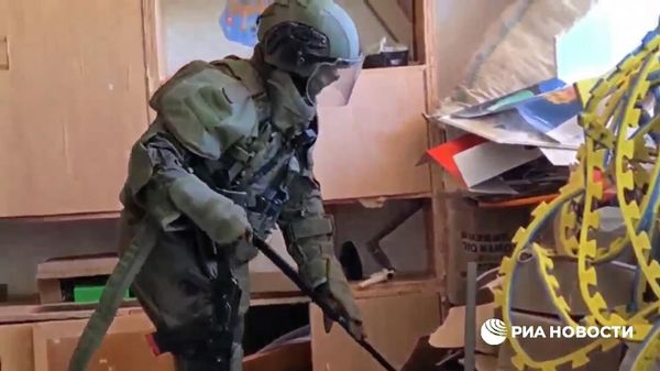 Российский сапер рассказал о минах-ловушках, оставленных украинскими войсками в школах ЛНР - Sputnik Армения