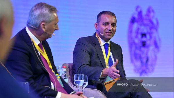 Министр экономики Ваан Керобян выступает с речью во время глобального инвестиционного форума “Global Innovation Forum 2022: Life Altering Technologies” (5 октября 2022). Еревaн - Sputnik Армения