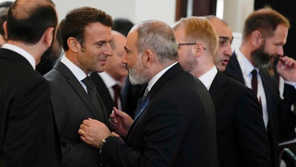 Премьер-министр Армении Никол Пашинян беседует с президентом Франции Эммануэлем Макроном во время встречи Европейского политического сообщества в Пражском Граде (6 октября 2022). Прагa - Sputnik Армения