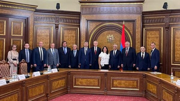 Вице-премьер Мгер Григорян принял делегацию во главе с Министром спорта РФ Олегом Матициным и Министром спорта и туризма Республики Беларусь Сергеем Ковальчуком (6 октября 2022). Еревaн - Sputnik Армения