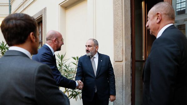 Встреча премьер-министра Никола Пашиняна с президентом Азербайджана Ильхамом Алиевым по инициативе президента Франции Эмануэля Макрона и председателя ЕС Шарля Мишеля (6 октября 2022). Прага - Sputnik Армения