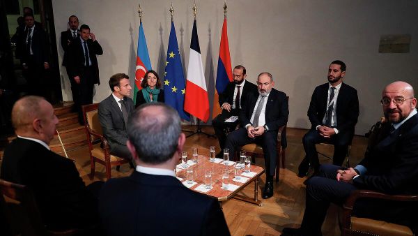 Встреча премьер-министра Никола Пашиняна с президентом Азербайджана Ильхамом Алиевым по инициативе президента Франции Эмануэля Макрона и председателя ЕС Шарля Мишеля (6 октября 2022). Прага - Sputnik Армения