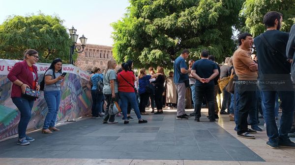 Акция протеста сотрудников ТЦ Петак у здания правительства (7 октября 2022). Еревaн - Sputnik Армения