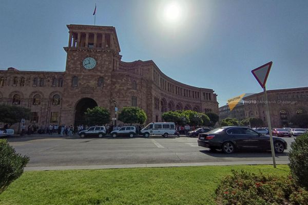 «Փեթակ» առևտրի կենտրոնի առևտրականները և վարձակալները կառվարության շենքի մոտ բողոքի ակցիա են անում - Sputnik Արմենիա